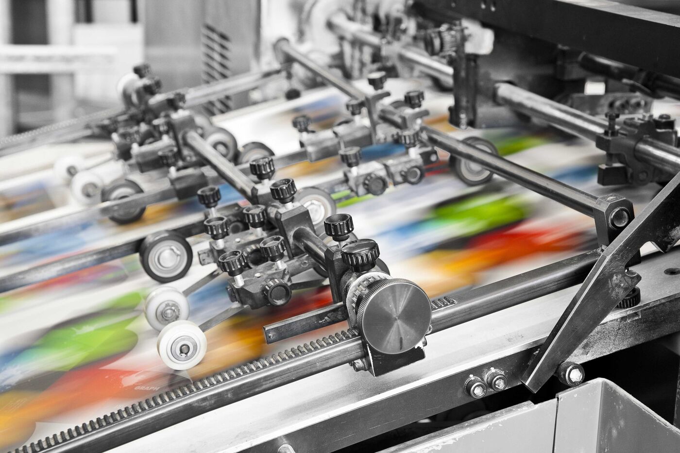 Detalhe de rolos coloridos de uma máquina de impressão